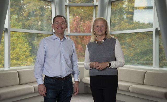 지니 로메티 IBM CEO(왼쪽)과 제임스 화이트허스트 레드헷 CEO(IBM 제공)© News1