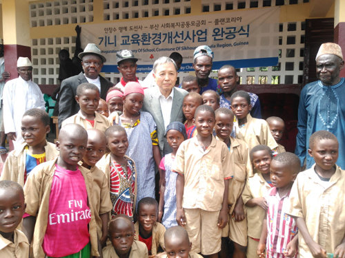 기니 시호우루 초등학교를 찾은 플랜코리아 후원자 안창수(가운데)씨. 사진제공=플랜코리아.