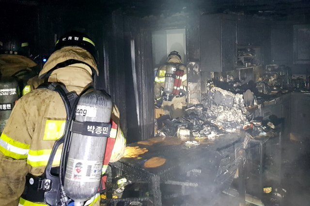 28일 오후 5시17분쯤 강원 홍천군 한 빌라 4층에서 불이 나 119대원들이 진화 작업을 하고 있다. 이 불로 당시 집안에 있던 3세 남아가 연기를 흡입하고 다른 세대 주민 4명이 대피했다. 불은 집안 105㎡를 전소했으며 20여분 만에 꺼졌다. (강원도소방본부 제공)