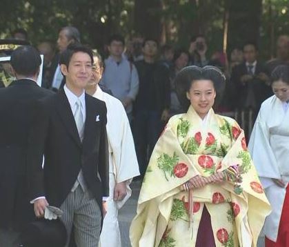 아키히토 일왕의 5촌 조카 아야코 공주(오른쪽)가 29일 일반인 남성 모리야 게이와 결혼식을 올렸다. (NHK 캡처) © News1