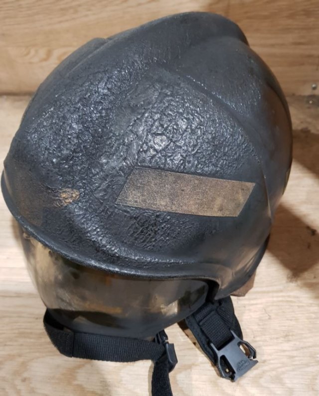 뜨거운 불길로 인해 녹아내린 소방대원의 헬멧