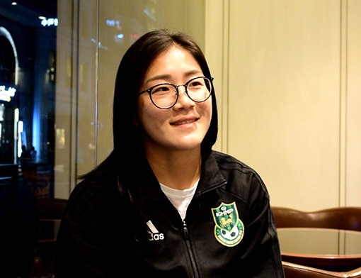 인터뷰에 임하고 있는 윤영글. 사진제공｜여자축구의 모든 것