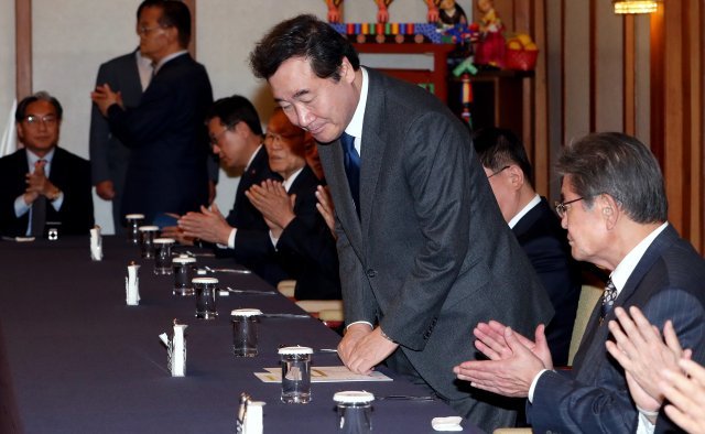 이낙연 국무총리가 29일 오후 서울 종로구 삼청동 총리공관에서 손경식 한국경영자총협회 회장 및 지도부와 가진 만찬 간담회에서 인사를 하고 있다. 2018.10.29/뉴스1 © News1