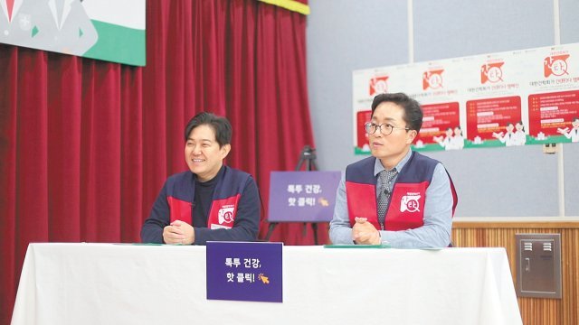 동아일보 이진한 의학전문기자가 진행하는 톡투건강 핫클릭 ‘C형 간염 오해와 진실 OX 퀴즈’에 세브란스병원 안상훈 소화기내과 교수(왼쪽)가 참여하고 있다. 구례=이진한 의학전문기자·의사 likeday@donga.com