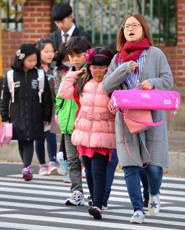 29일 오전 남구 대이동에서 겨울옷으로 갈아입은 초등학생들이 등교를 하고 있다.2018.10.29/뉴스1 © News1