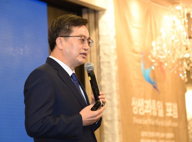 김동연 부총리 겸 기획재정부 장관이 30일 여의도 CCMM빌딩에서 제11차 경제포럼 기조발제를 하고 있다. © News1