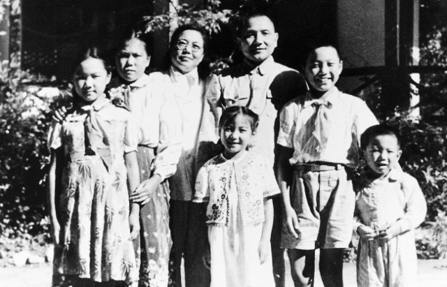 덩샤오핑 가족 사진.  가운데가 덩샤오핑이고 오른쪽이 장남 덩푸팡이다. 중국 공산당 홈피 갈무리