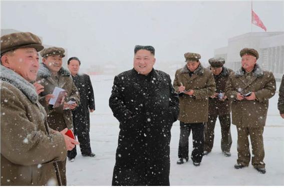 북한 노동당 기관지 노동신문은 30일 김정은 국무위원장이 삼지연군 건설현장을 올해에만 세 번째로 현지지도했다고 보도했다.(노동신문) 2018.10.30.© News1