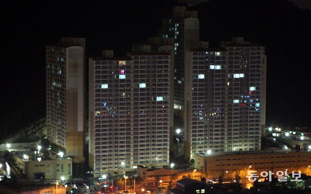 입주자가 적어 불 꺼진 집들이 많은 지방의 한 아파트 단지 모습. 동아일보DB