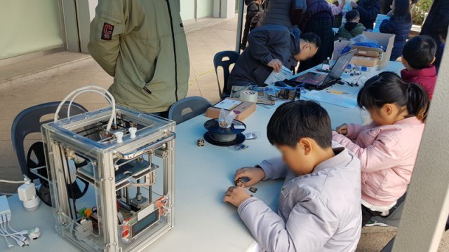 학생들이 3D 프린터로 설계한 물건을 출력하고 조립하는 과정을 체험하고 있다(출처=IT동아)