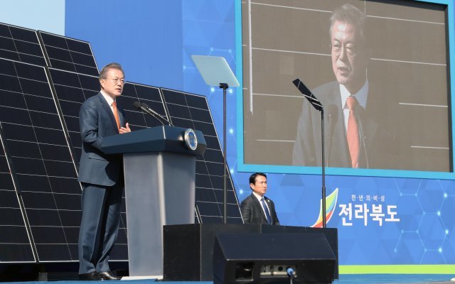 문재인 대통령이 30일 전북 군산시 유수지 수상태양광부지에서 열린 새만금 재생에너지 비전선포식에 참석해 축사를 하고 있다.(전라북도 제공)2018.10.30/뉴스1 © News1