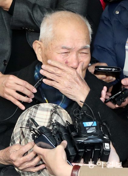 일제 강제징용 피해자 중 유일 생존자 이춘식(94)할아버지가 30일 오후 강제징용 손해배상청구 소송 재상고심 판결을 위한 대법원 전원합의체가 열린 서울 서초구 대법원을 나서며 소회를 밝히는 도중 눈물을 흘리고 있다. 최혁중 기자 sajinman@donga.com