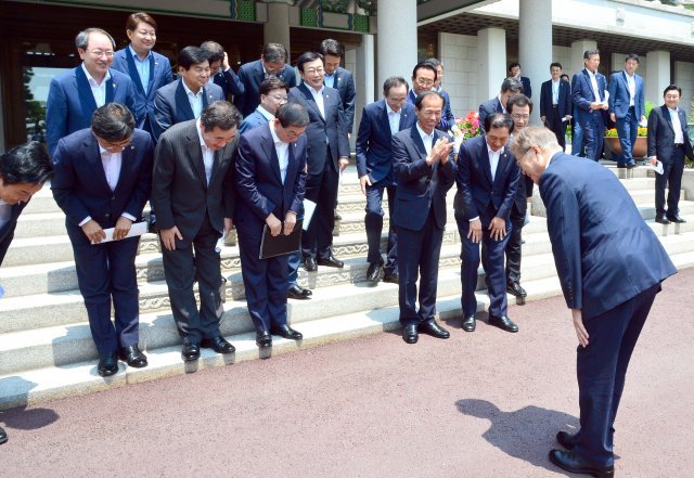 문재인 대통령이 지난 6월14일 오전 청와대에서 전국 17개 시·도지사들과 간담회 후 인사하고 있다. (청와대) 2017.6.14/뉴스1 © News1