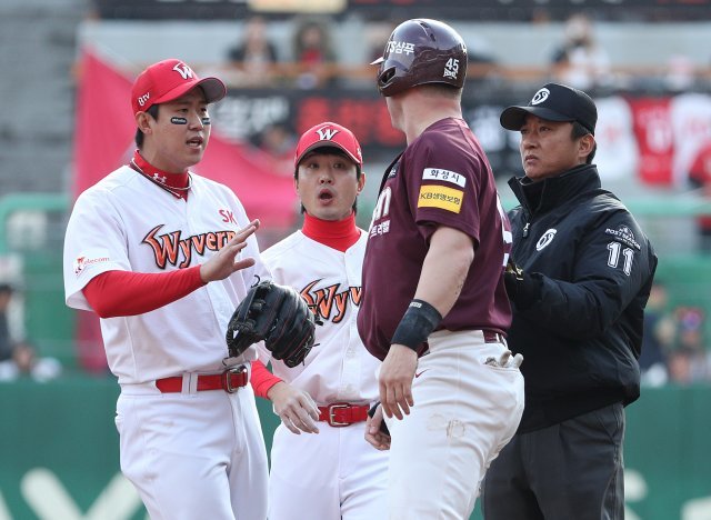 28일 오후 인천시 SK행복드림구장에서 열린 ‘2018 프로야구 신한은행 마이카 KBO리그 포스트시즌’ 플레이오프 2차전 SK 와이번스와 넥센 히어로즈의 경기 3회초 넥센 공격 1사 1,2루 상황 넥센 박병호의 병살 타구 상황에서 1루 주자 넥센 샌즈가 2루에서 아웃되며 SK 강승호와 충돌했다. ./뉴스1 DB © News1