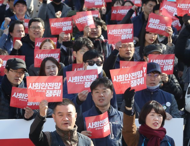 30일 서울 영등포구 여의도 산업은행 일대에서 열린 국민연금 개혁 사회안전망 쟁취 결의 대회에서 민주노총 노조원들이 구호를 외치고 있다. 이날 결의대회에서 민주노총은 국민연금개혁과 사회안전망 강화, 비정규직의 제대로 된 정규직 전환 등을 촉구 했다. 2018.10.30/뉴스1 © News1