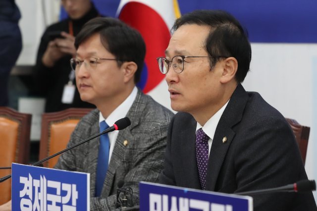 홍영표 더불어민주당 원내대표(오른쪽)가 30일 오전 서울 여의도 국회에서 기자간담회를 갖고 모두발언을 하고 있다. © News1