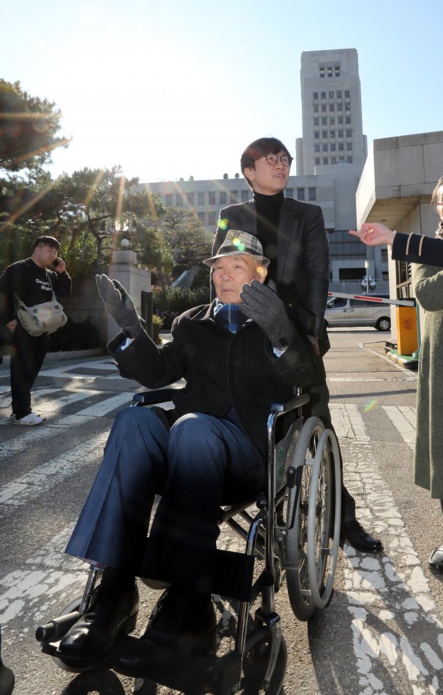 일제 강제징용 피해자 중 유일 생존자인 이춘식할아버지(94)가 30일 오후 서울 서초동 대법원에서 전원합의체 승소 판결 후 휠체어를 타고 이동하고 있다. © News1