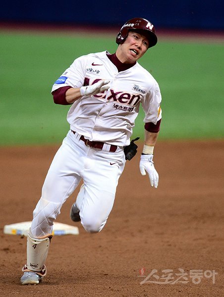 30일 서울 고척스카이돔에서 ‘2018 신한은행 마이카 KBO리그’ 넥센 히어로즈와 SK 와이번스의 플레이오프 3차전 경기가 열렸다. 5회말 무사에서 넥센 김혜성이 3루타를 날려 그라운드를 질주하고 있다. 고척｜김민성 기자 marineboy@donga.com