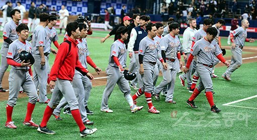 30일 서울 고척스카이돔에서 ‘2018 신한은행 마이카 KBO리그’ 넥센 히어로즈와 SK 와이번스의 플레이오프 3차전 경기가 열렸다. 넥센에 2-3으로 패한 SK 선수들이 그라운드를 빠져나가고 있다. 고척｜김민성 기자 marineboy@donga.com