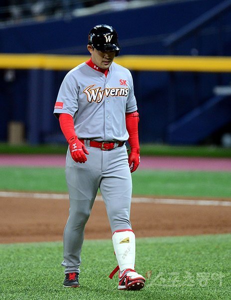 30일 서울 고척스카이돔에서 ‘2018 신한은행 마이카 KBO리그’ 넥센 히어로즈와 SK 와이번스의 플레이오프 3차전 경기가 열렸다. 6회초 1사 만루에서 SK 정의윤이 병살을 치고 난 뒤 고개를 숙이고 있다. 고척｜김민성 기자 marineboy@donga.com