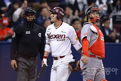 30일 서울 고척스카이돔에서 ‘2018 신한은행 MY CAR KBO리그 포스트시즌’ 플레이오프 3차전 SK 와이번스와 넥센 히어로즈의 경기가 열렸다. 3회말 1사 넥센 박병호(가운데)가 헛스윙 삼진으로 물러나고 있다. 고척｜김진환 기자 kwangshin00@donga.com