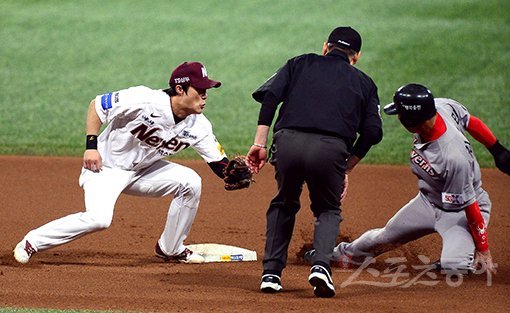30일 서울 고척스카이돔에서 SK 와이번스와 넥센 히어로즈가 맞붙는 ‘2018 신한은행 MY CAR KBO리그’ 플레이오프 3차전이 열렸다. 8회초 무사 1루 상황에서 1루주자 SK 김강민(맨 오른쪽)이 2루 도루에 성공하고 있다. 고척｜김종원 기자 won@donga.com