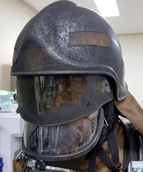 불길 얼마나 뜨거웠으면… 박동천 소방장의 헬멧. 뜨거운 열기에 헬멧마저 녹아내렸다. 뉴스1