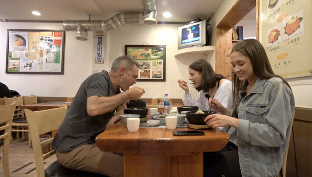 ‘어서와∼ 한국은 처음이지?’ 촬영 중 호주 출신 방송인 블레어 윌리엄스의 가족들이 한국 음식을 맛보고 있다. MBC플러스 제공