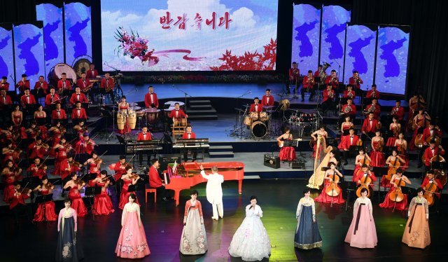 지난 9월 18일 평양대극장에서 문재인 대통령과 김정은 북한 국무위원장이 참석한 가운데 열린 삼지연 관현악단의 환영공연에서 단원들이 열띤 공연을 펼치고 있다. 2018.9.18/뉴스1 © News1 평양사진공동취재단
