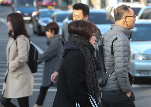 서울 아침기온이 1도까지 떨어지면서 직장인들이 두꺼운 옷을 입고 서울 광화문 네거리를 걸어가고 있다./뉴스1 © News1