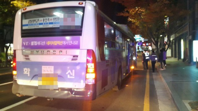 30일 오후 9시 23분쯤  30대 회사원이 버스를 가로막고 행패를 부린 현장에 경찰이 출동했다.(부산지방경찰청 제공)© News1