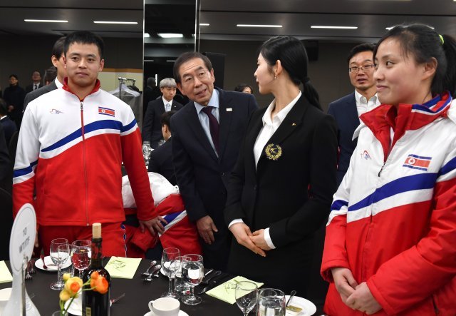 박원순 서울시장이 지난 2월12일 오후 서울 종로구 세종문화회관 세종홀에서 열린 남북 태권도 시범단 환영만찬에서 남북 선수들을 격려하고 있다. (서울시 제공) /뉴스1