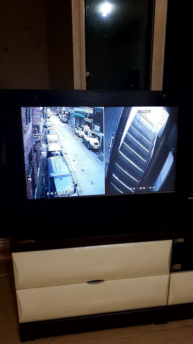 빌라 바깥과 계단을 감시하는 폐쇄회로(CC)TV를 볼 수 있는 TV가 도박장 거실에 설치돼 있다.