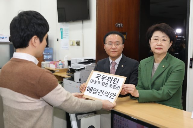 윤재옥 자유한국당 원내수석부대표와 김승희 의원이 31일 오전 서울 여의도 국회 의안과에 조명균 통일부 장관 해임건의안을 제출하고 있다. 2018.10.31/뉴스1 © News1