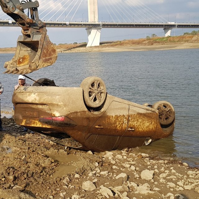 31일 오후 1시13분쯤 전남 나주시 영산동 빛가람대교 인근 영산강에서 3년 전 실종됐던 K3차량이 발견되어 경찰이 인양 작업 중이다. (전남지방경찰청 제공)