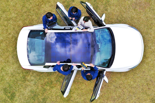 현대·기아차 연구원들이 1세대 솔라루프가 장착된 자동차를 테스트하고 있다. 사진제공｜현대·기아차