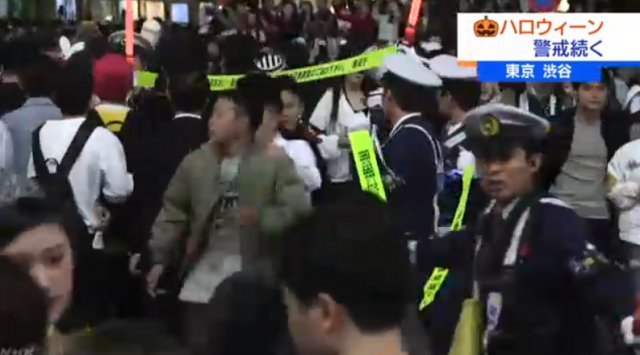 31일 핼러윈을 맞아 일본 도쿄 시부야 거리를 찾은 시민들과 그 가운데 질서 유지에 나선 경찰들. (출처=NHK 갈무리) © News1