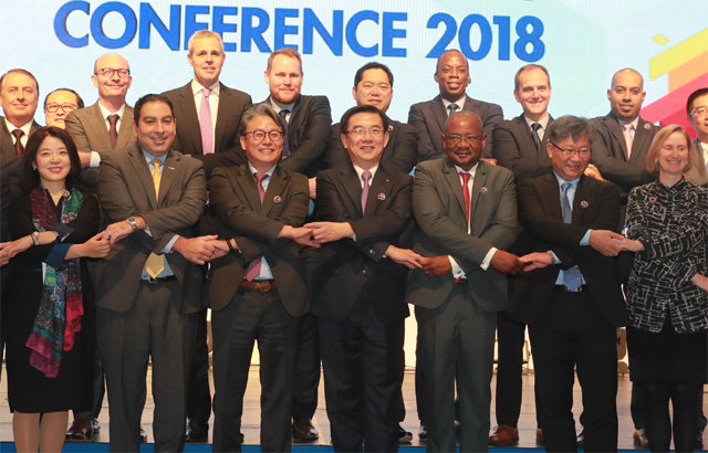 정일영 인천공항공사 사장(앞줄 가운데) 등 ‘제3회 세계항공콘퍼런스’에 참석한 세계 각국의 항공업계 관계자들이 31일 기념사진을 찍고 있다. 인천국제공항공사 제공