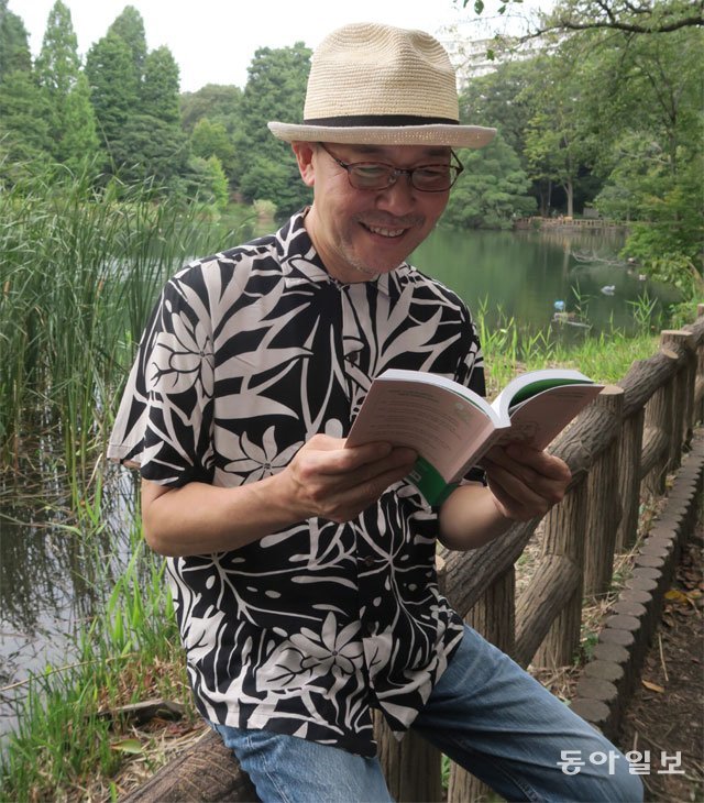 작가 구스미 마사유키가 한국어로 번역된 자신의 책을 살펴보고 있다. 그는 “한국 독자들이 잠시라도 내 만화를 통해 삶의 고단함을 잊을 수 있다면 더 바랄 게 없겠다”고 말했다. 도쿄=이지운 기자 easy@donga.com
