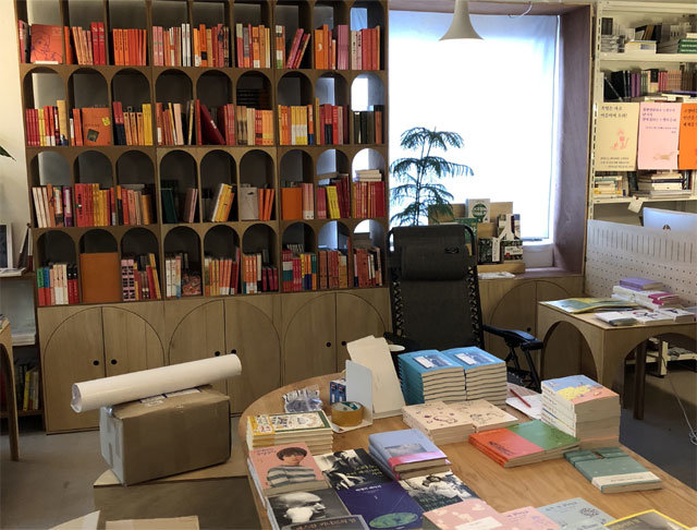 광주 동구 제봉로(서석동)에 있는 동네서점 ‘책과생활’의 내부 모습. 책과생활 제공