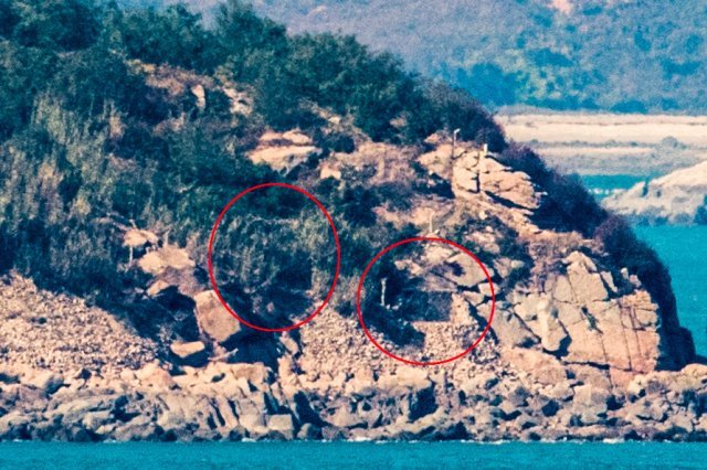 서해 해상 적대행위 금지구역(완충수역) 합의 시행을 하루 앞둔 31일 오후 인천시 옹진군 연평면 망향전망대에서 바라본 북한 장재도의 포진지가 닫혀 있다.  2018.10.31/뉴스1 © News1