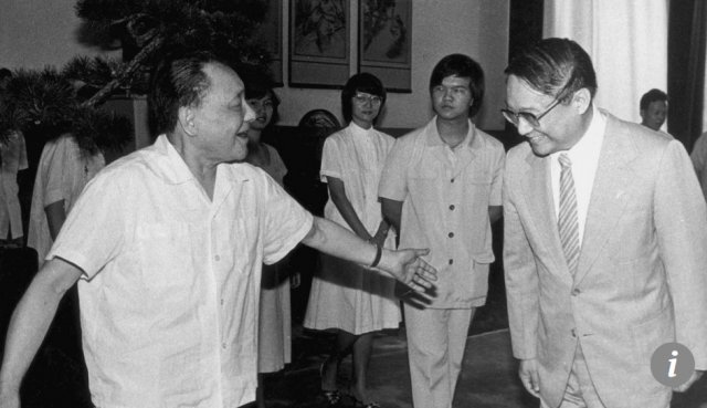 반팔 차림의 덩샤오핑이 정장차림의 김용을 환영하고 있다. 1981년 여름  베이징이다. SCMP 갈무리