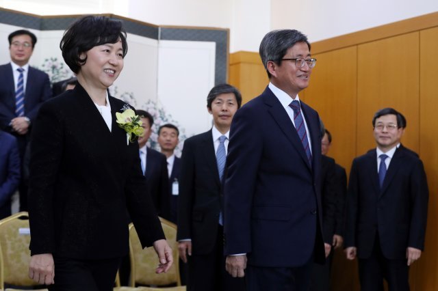 김소영 대법관이 1일 서울 서초동 대법원에서 퇴임식을 마친뒤 김명수 대법원장과 함께 나서고 있다.
2018.11.1/뉴스1 © News1