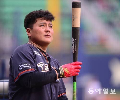 프로야구 한화 김태균은 “올 시즌 크고 작은 부상이 계속되면서 야구인생에서 가장 힘든 한해 였다”고 했다. 그는 이달부터 몸을 다시 만들어 내년에는 실력으로 자존심을 회복하겠다고 다짐했다. 동아일보DB