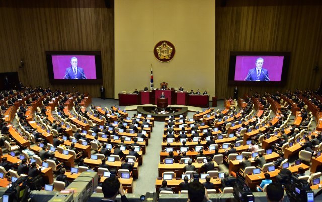 문재인 대통령이 1일 서울 여의도 국회 본회의장에서 2019년도 예산안에 대한 시정연설을 하고 있다. 2018.11.1/뉴스1 © News1 국회사진취재단