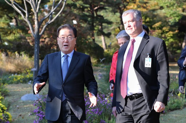 정의용 청와대 국가안보실장과 스티븐 비건 미국 국무부 대북특별대표가 30일 오후 청와대 본관 주변 정원을 산책하며 대화하고 있다.(청와대 제공)