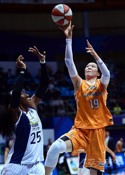 개막을 하루 앞둔 ‘우리은행 2018~2019 여자프로농구’의 가장 큰 이슈는 KB스타즈 주전 센터 박지수(오른쪽)의 복귀다. 이번 시즌을 앞두고 WNBA를 경험한 박지수는 KB스타즈의 강력한 우승 원동력으로 평가받고 있다. 스포츠동아DB