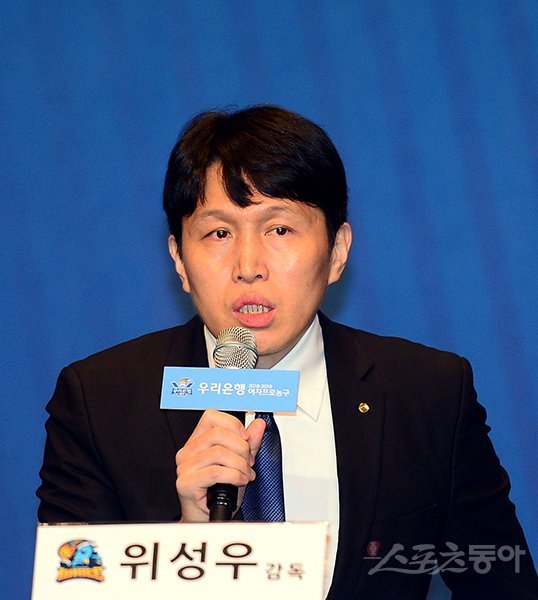 지난달 29일 서울 63빌딩에서 ‘우리은행 2018~2019 여자프로농구’ 미디어데이가 열렸다. 우리은행 위성우 감독이 참석해 출사표를 밝히고 있다. 스포츠동아DB