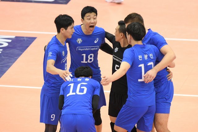 현대캐피탈이 1일 수원실내체육관에서 열린 도드람 2018-19 V리그 남자부 1라운드 한국전력과의 경기에서 세트 스코어 3-2 진땀승을 챙겼다.(KOVO 제공) © News1