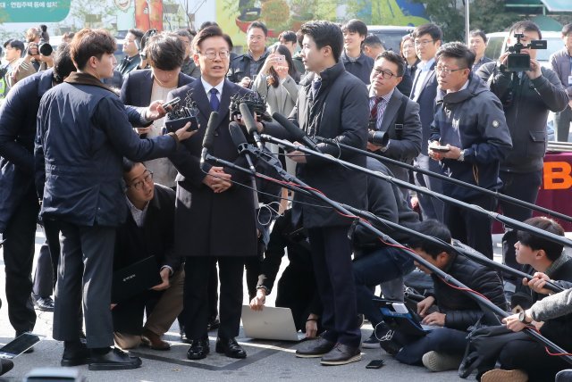 이재명 경기도지사가 29일 오전 경기도 성남시 분당경찰서에서 피고발인 신분으로 조사를 받기 위해 들어가며 취재진 질문에 답하고 있다. 경찰은 바른미래당이 고발한 이 지사가 친형(故 이재선씨)을 정신병원에 강제 입원시키려 한 직권남용죄, 배우 김부선씨 스캔들 관련 의혹을 부인한 공직선거법상 허위사실공표죄 등을 캐물을 계획이다. 2018.10.29/뉴스1 © News1